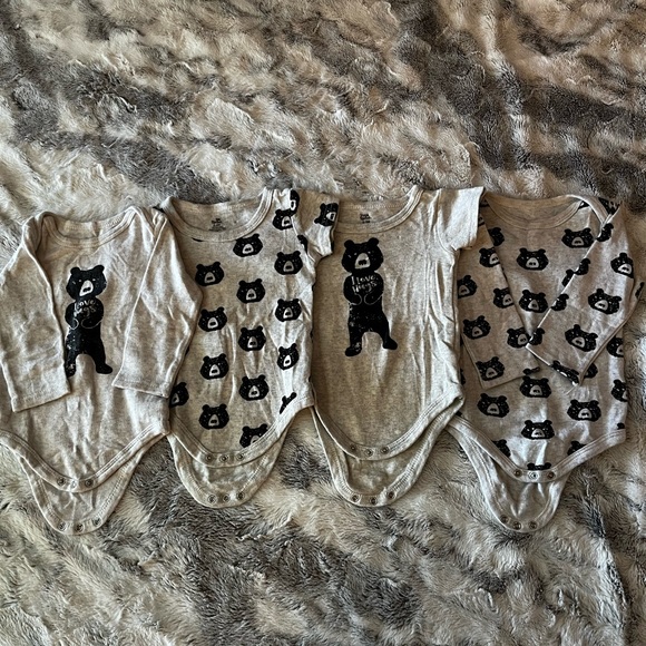 yoga sprout Other - Yoga Sprout 4 pack Long & Shirt Sleeve Onesies (gender neutral) 6-9 months